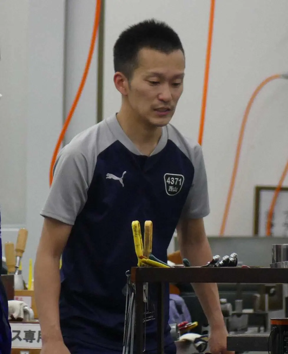 初日のレース終了後、ピットに残って転覆整備を行う西山貴浩