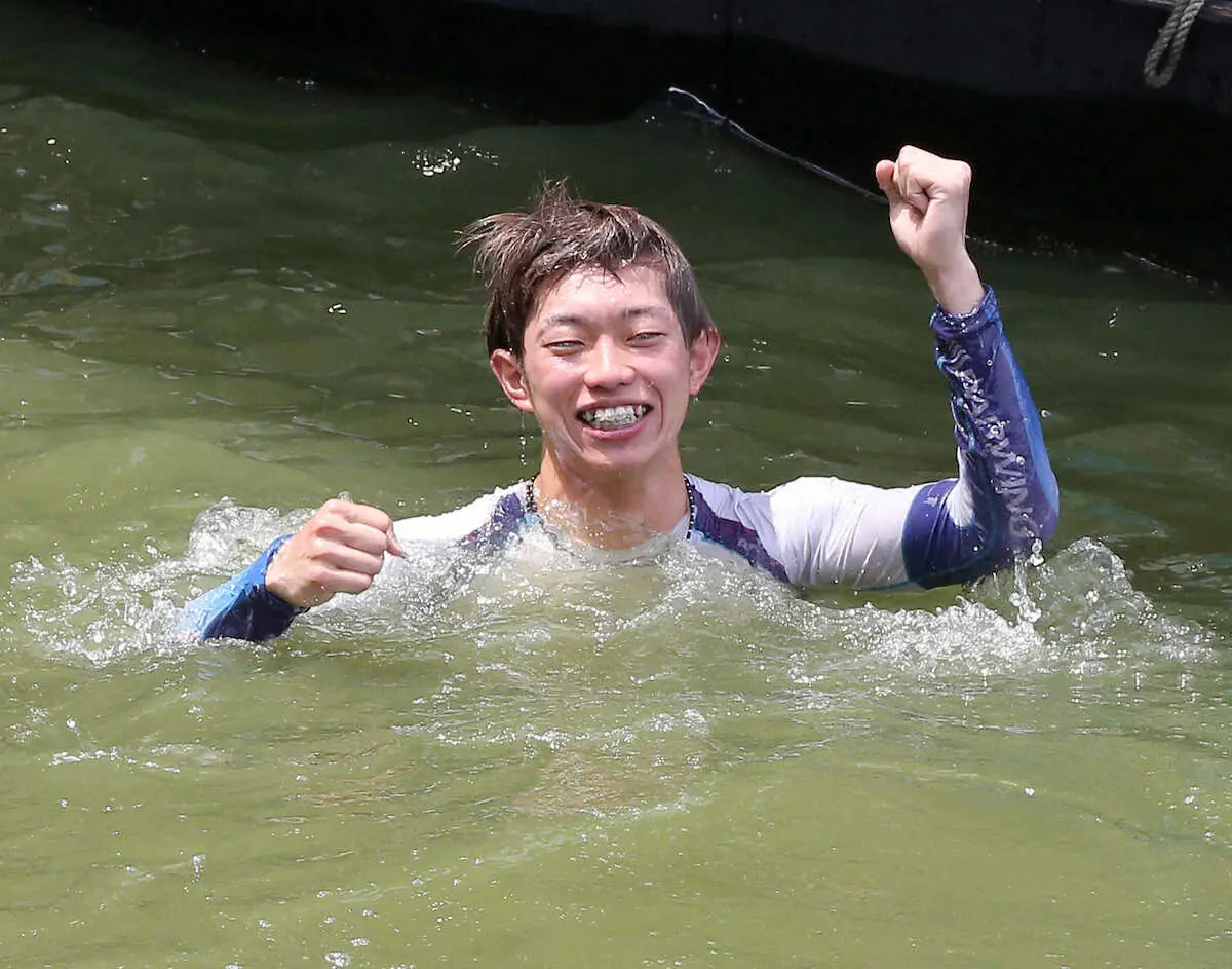 ＜第50回ボートレースオールスター＞6Rで1着になり、水神祭を行う定松勇樹（撮影・中村　達也）