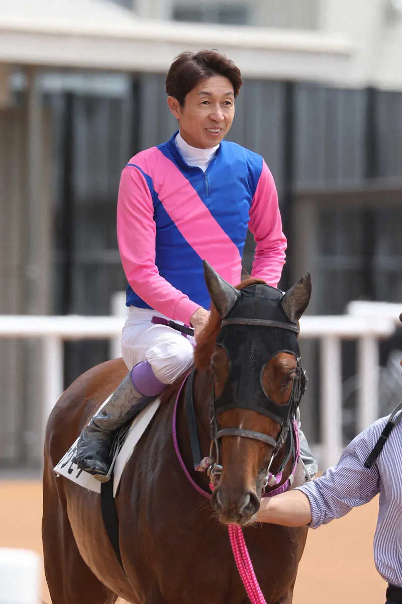 ＜京都1R＞メイショウクモイで勝利した武豊（撮影・亀井　直樹）　