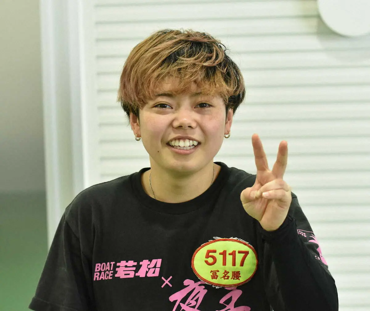 にっこりピースサインと愛嬌抜群の冨名腰桃奈