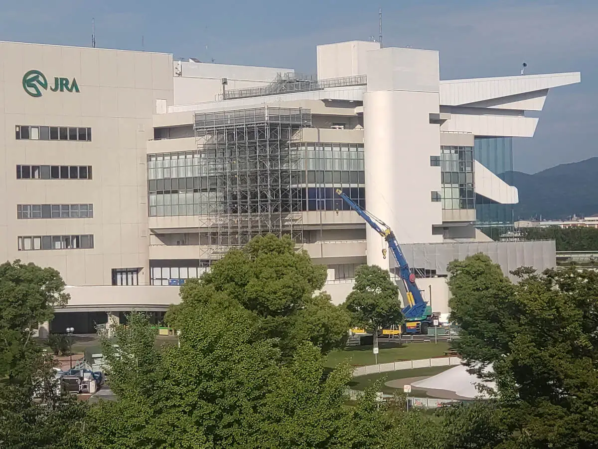 リニューアル工事が行われている京都競馬場の旧スタンド（ステーションサイド）