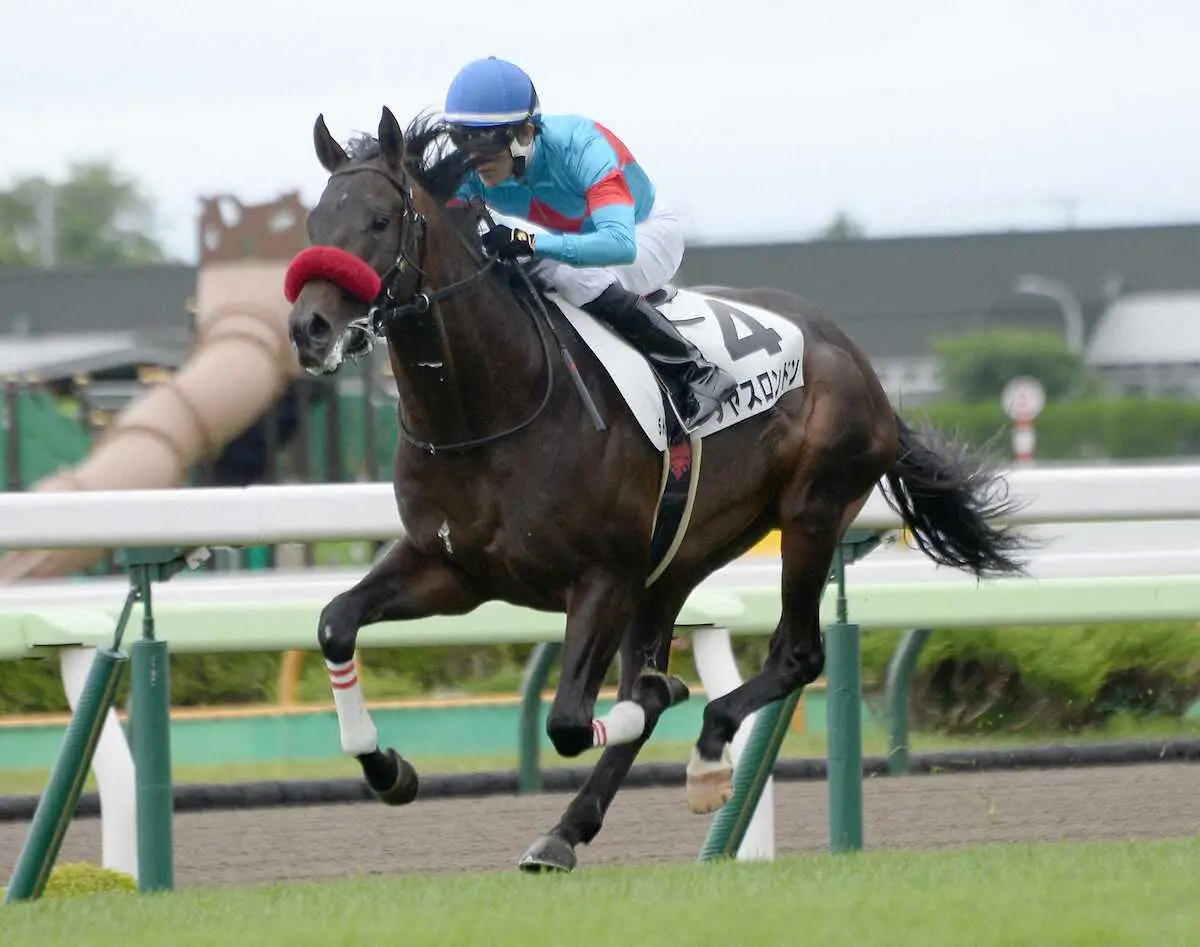 <函館競馬5R新馬戦>4コーナーから先頭に立ちそのまま押し切った（4）タヤスロンドンと丹内祐次騎手（撮影・千葉　茂）