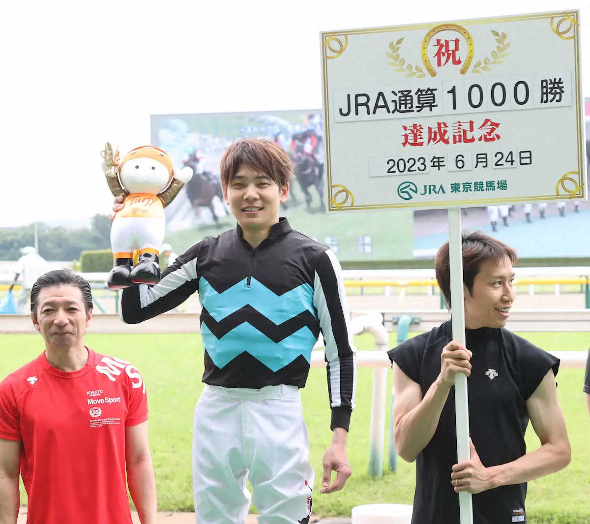 ＜東京5R＞ヴェロキラプトルで新馬戦を制した三浦はJRA通算1000勝を達成（撮影・村上　大輔）