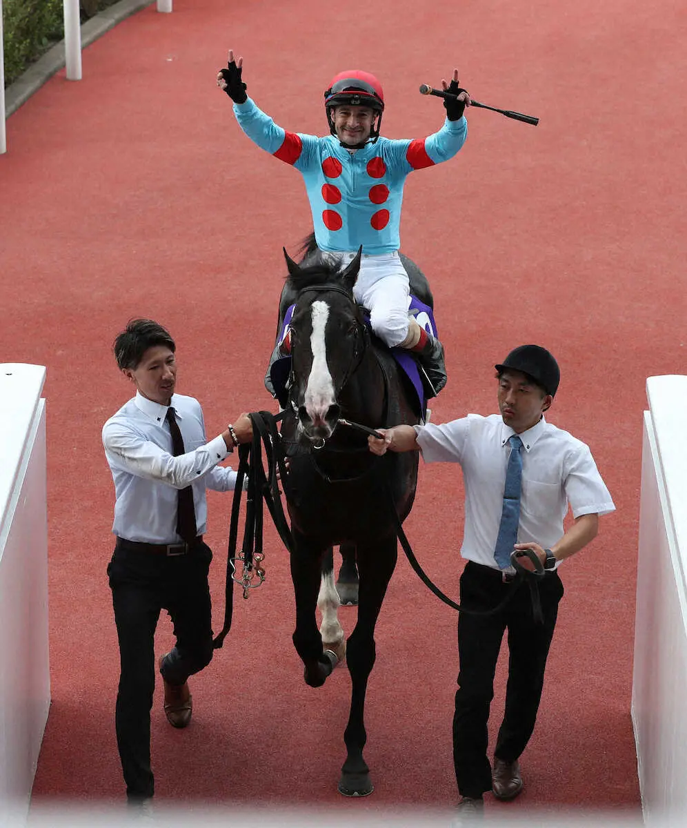 ＜阪神11R・宝塚記念＞　レースを制したイクイノックスとルメール　（撮影・須田　麻祐子）