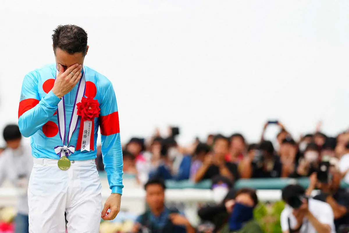 宝塚記念のレース後のインタビューを終え、目頭をおさえながら引き揚げるルメール（撮影・河野　光希）