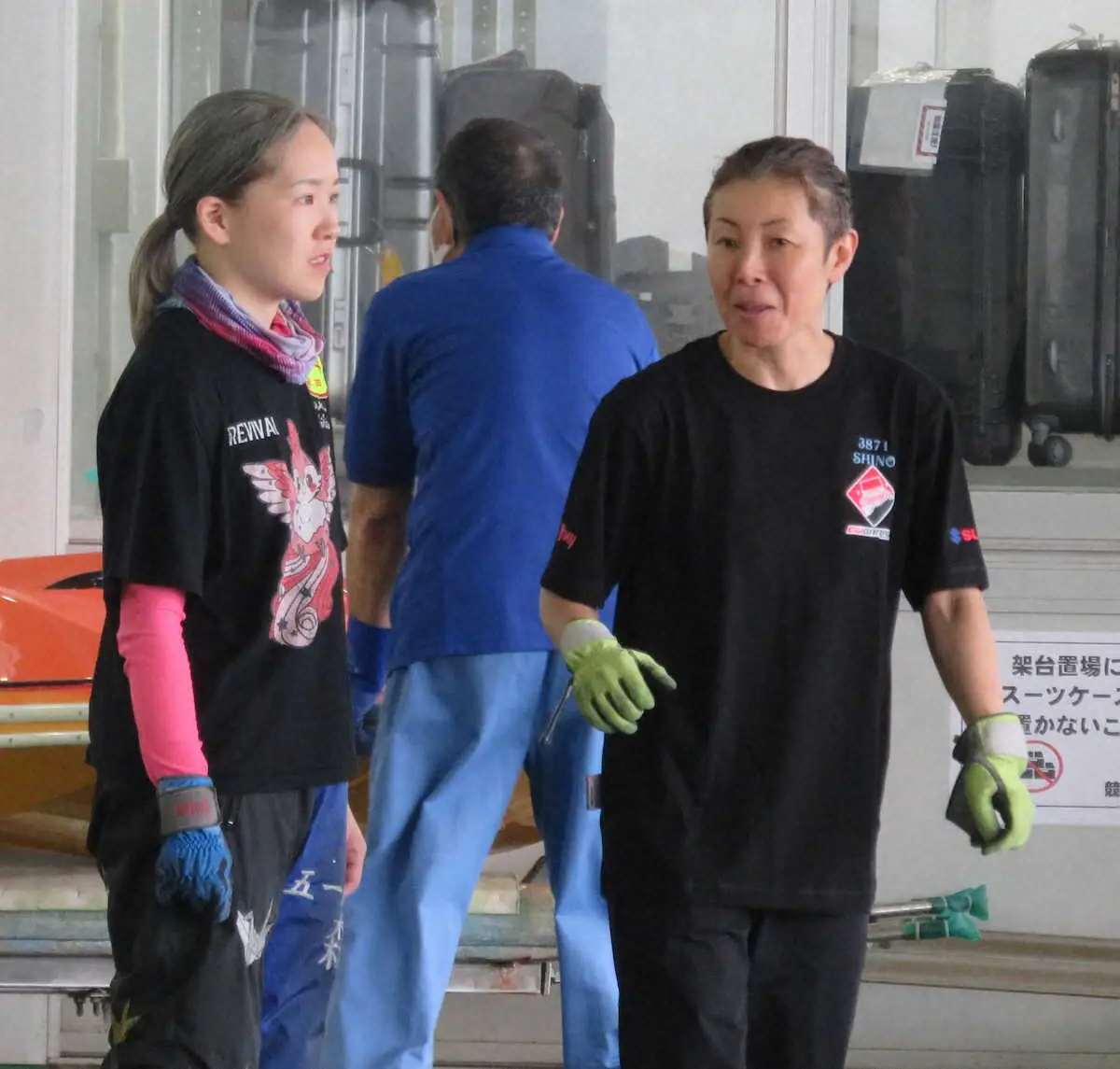 池田紫乃に指導を仰ぐ森田梨湖（左）　　　　　　　　　　　　　　　　　　　　　　　　　　　　
