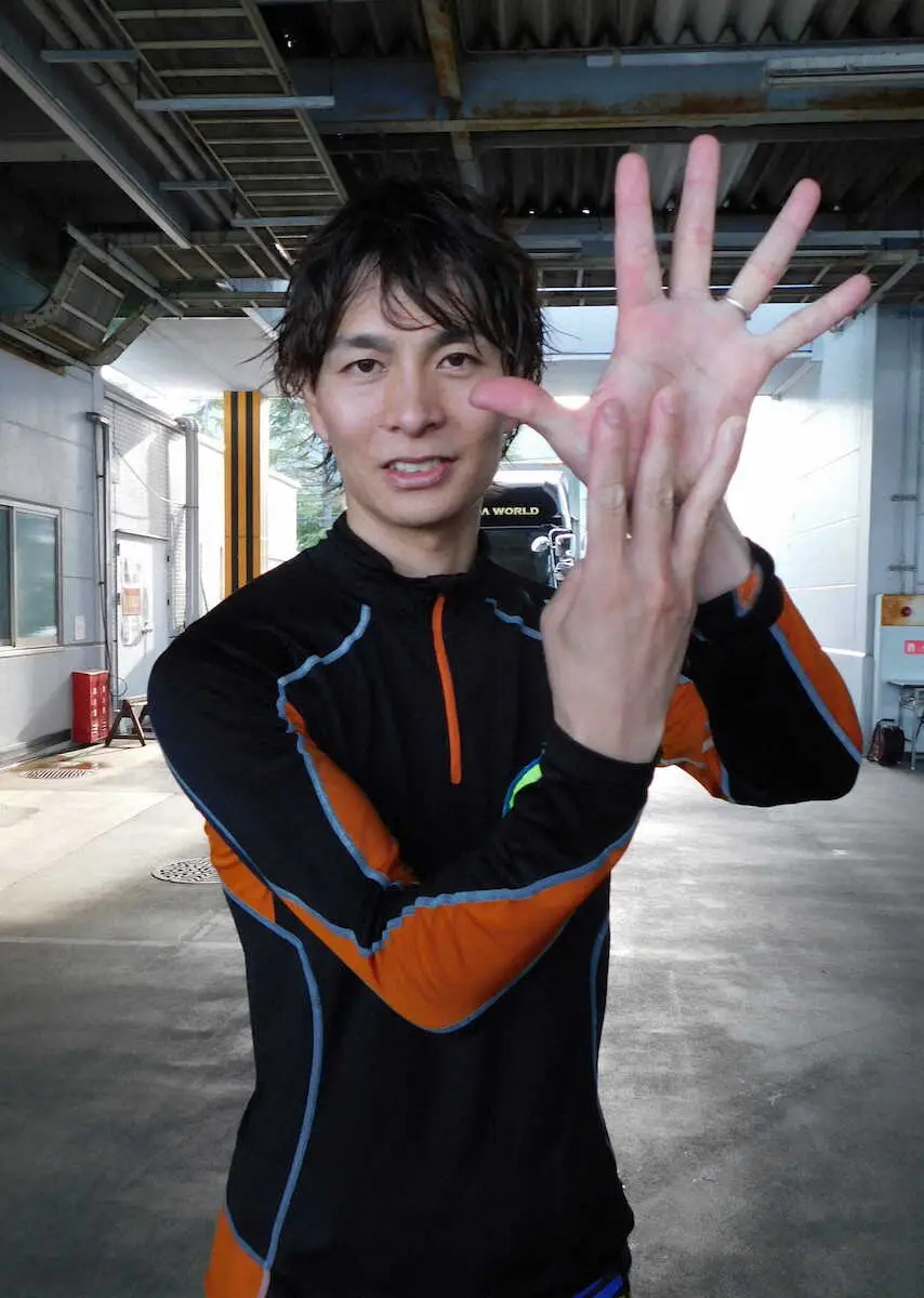 8連勝で完全優勝した喜びを表す藤原啓史朗