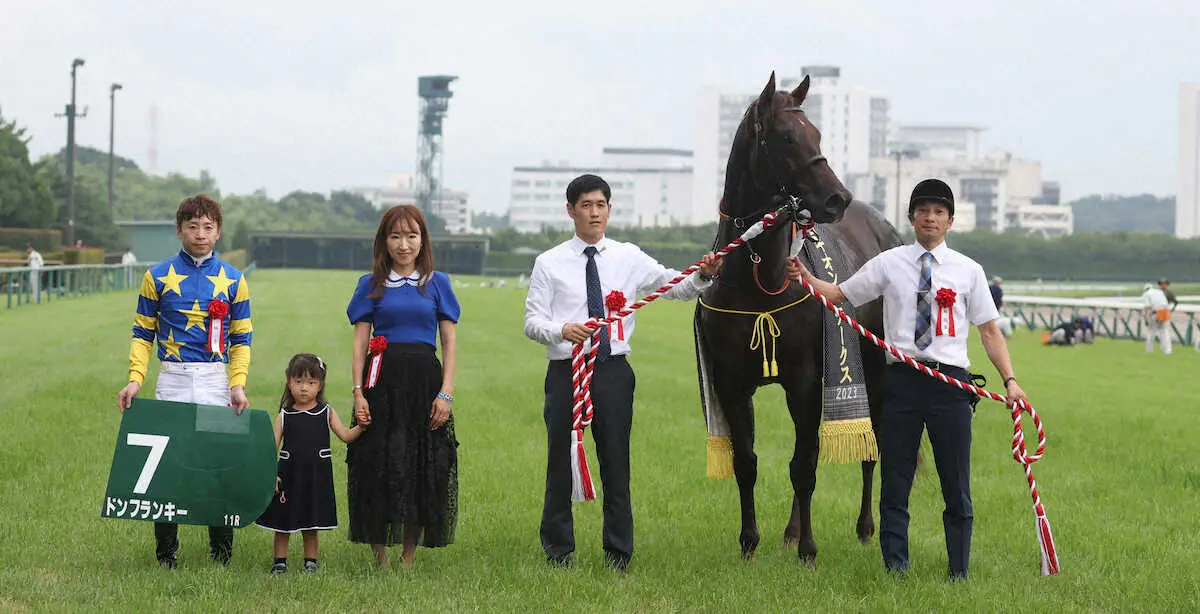 ＜中京11R・プロキオンS＞　口取り写真に納まるドンフランキーと関係者ら。左端が池添謙一騎手、右から2人目が斉藤崇史調教師　（撮影・亀井　直樹）