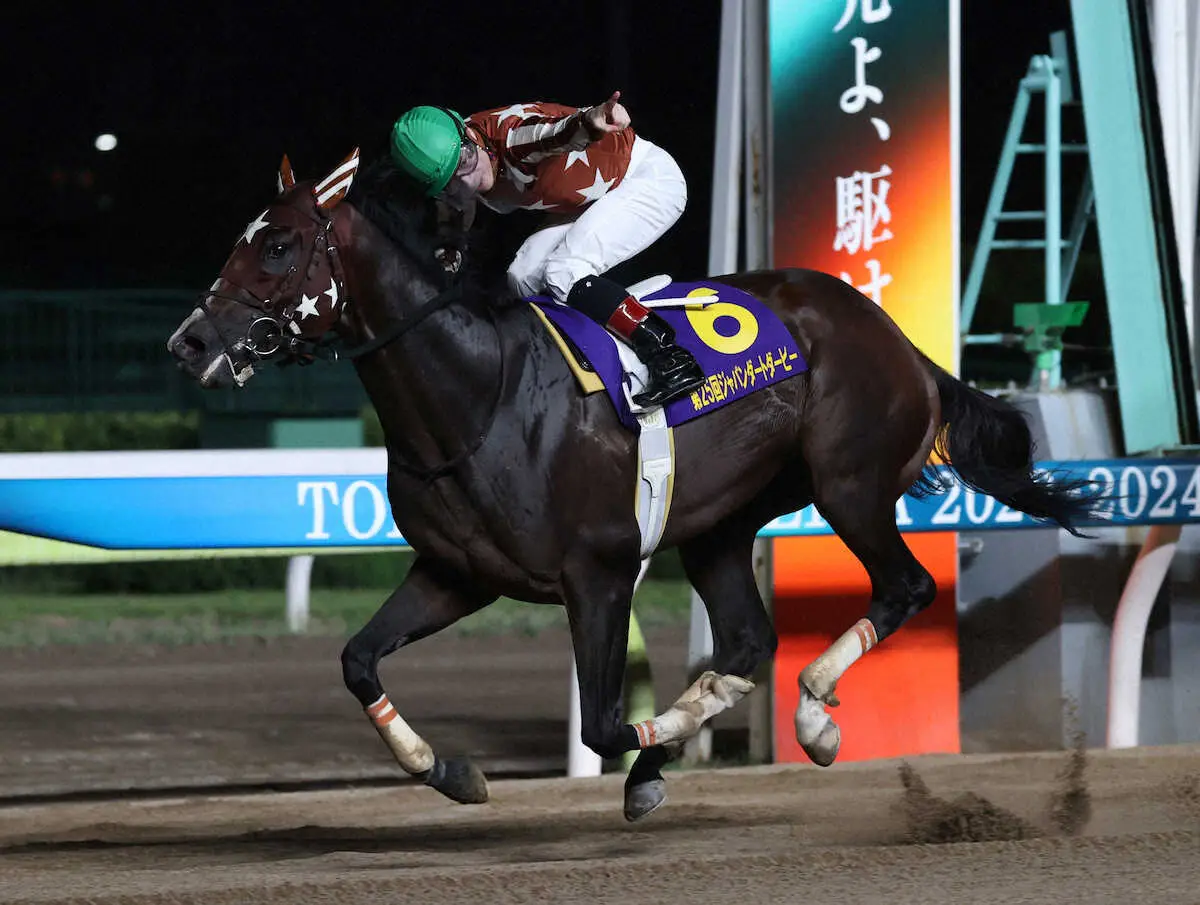 3冠達成のミックファイア。鞍上の御神本はガッツポーズ（撮影・村上　大輔）