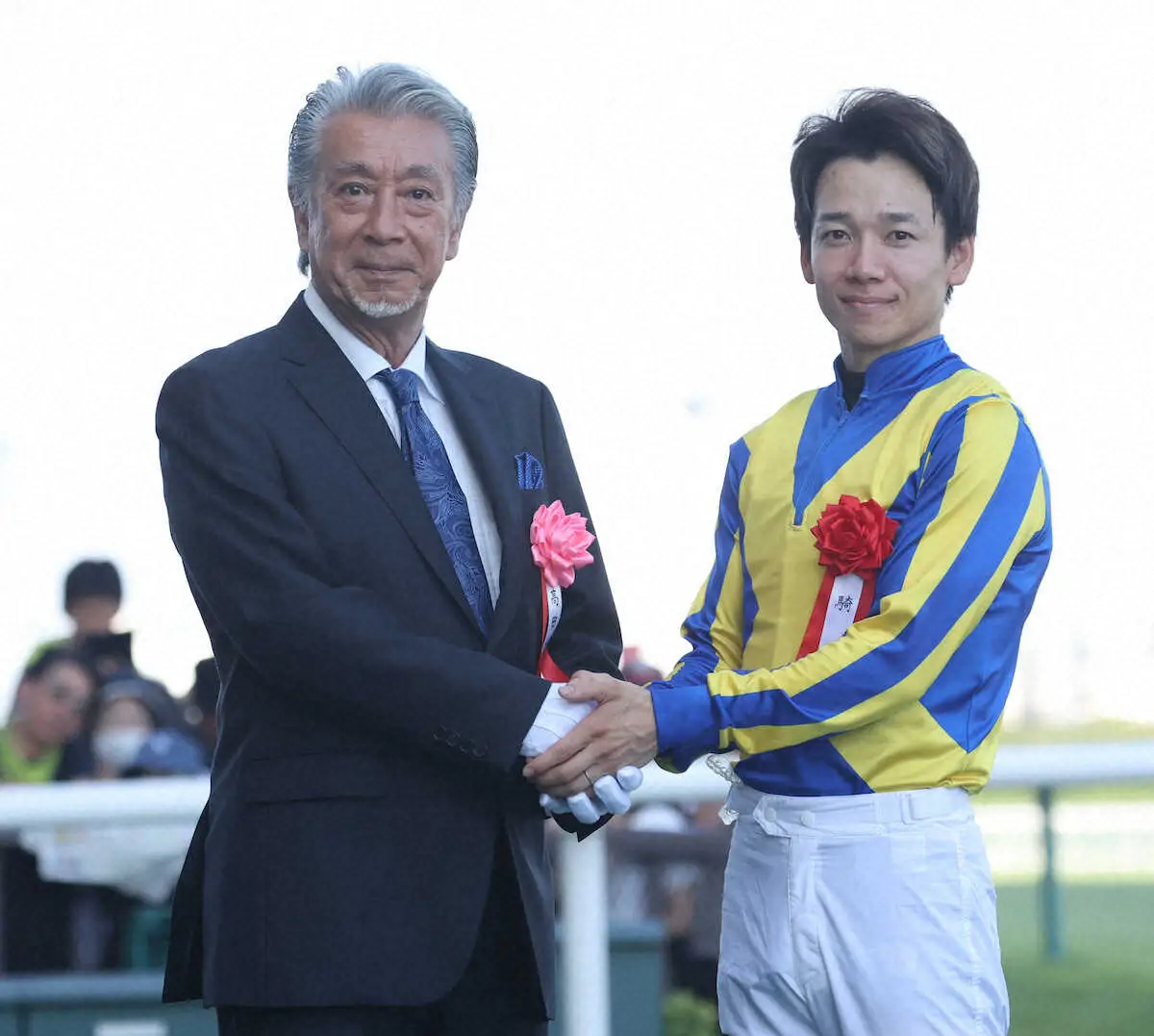 ＜中京11R・中京記念＞表彰式後に握手するプレゼンターの高田純次（左）と松山弘平騎手　（撮影・亀井　直樹）