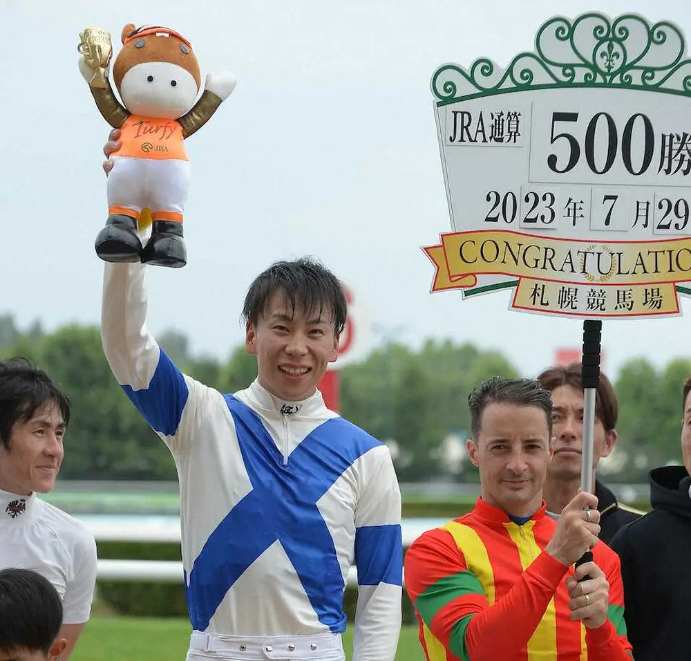 ＜STV賞＞JRA通算500勝を達成した横山武史騎手（中央）（撮影・千葉　茂）