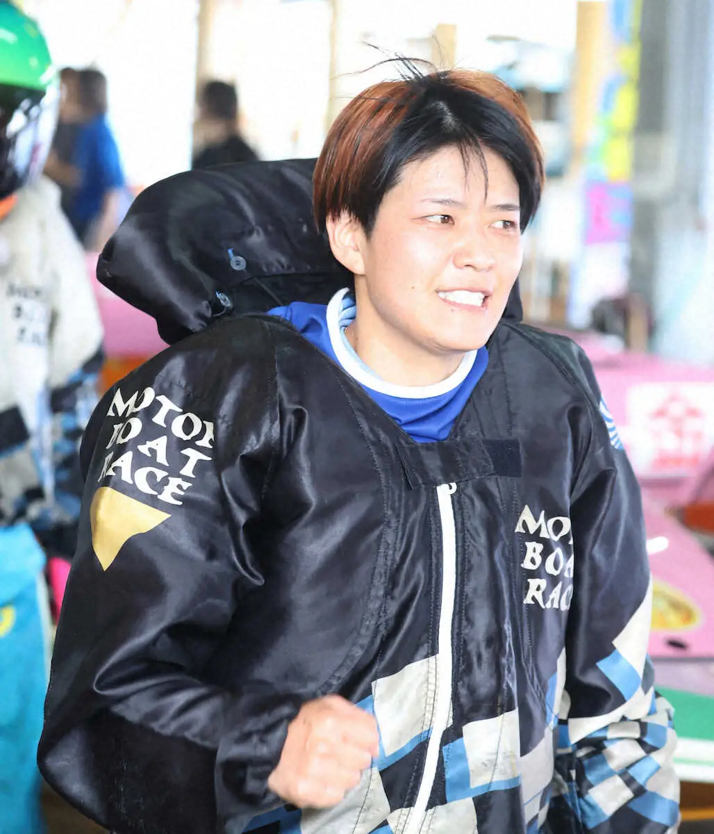 準優11Rを制してガッツポーズの遠藤エミ