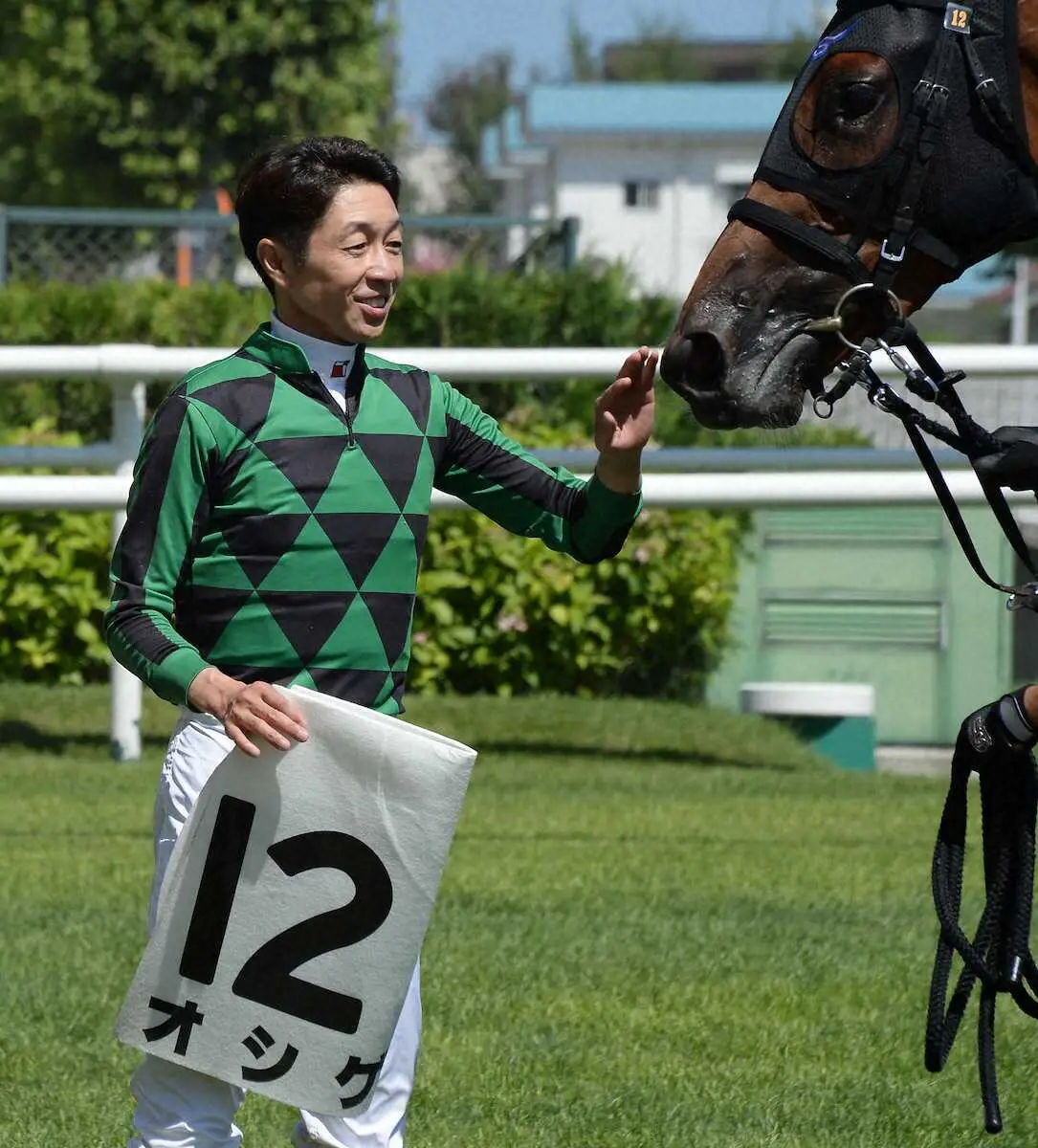 ＜札幌2R＞初勝利を挙げたオシゲと武豊（撮影・千葉　茂）