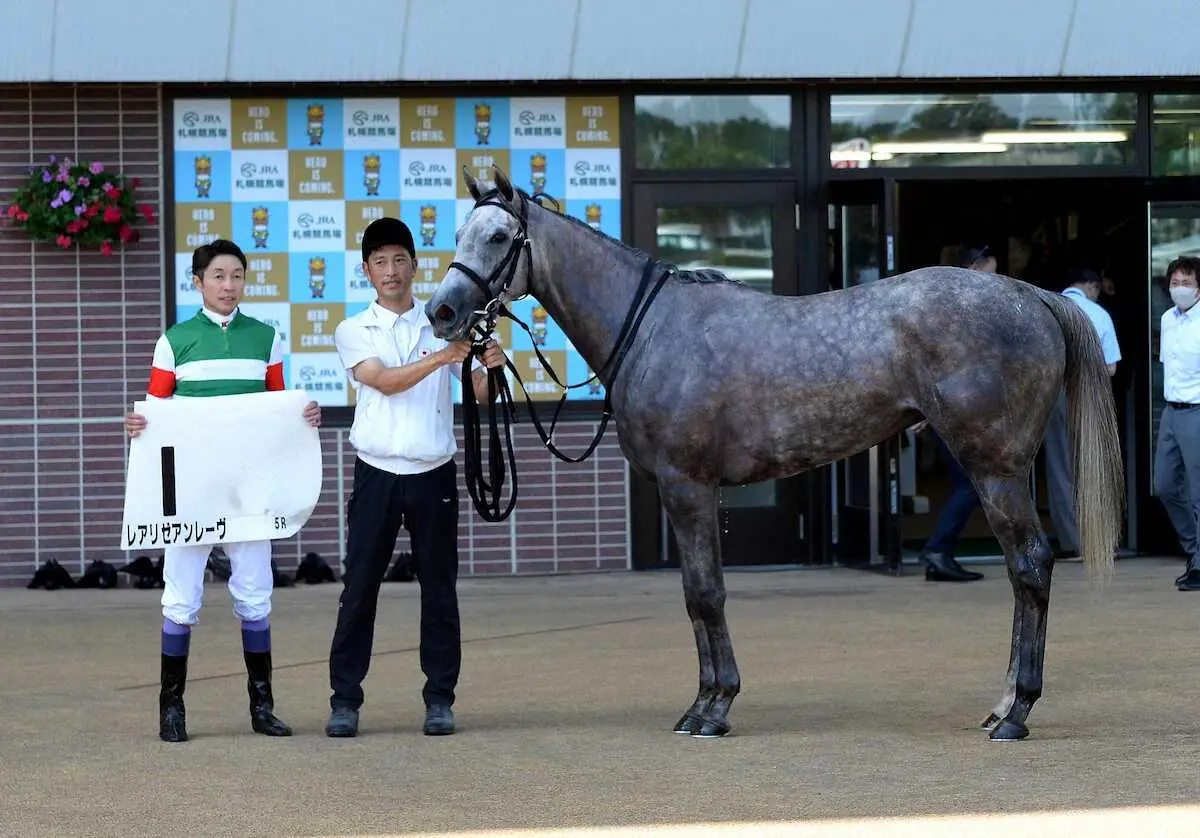 ＜札幌5R・新馬前＞日陰で口取りに臨む武豊（左）とレアリゼアンレーヴ（撮影・千葉　茂）