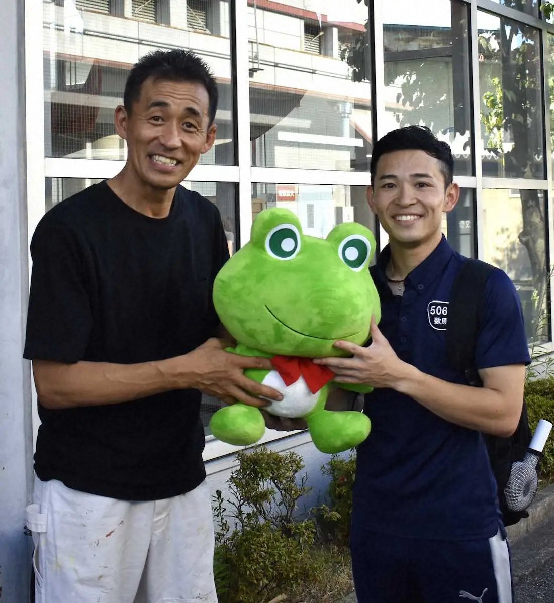 最終12R終了後、石田靖（左）との再会を果たした数原魁