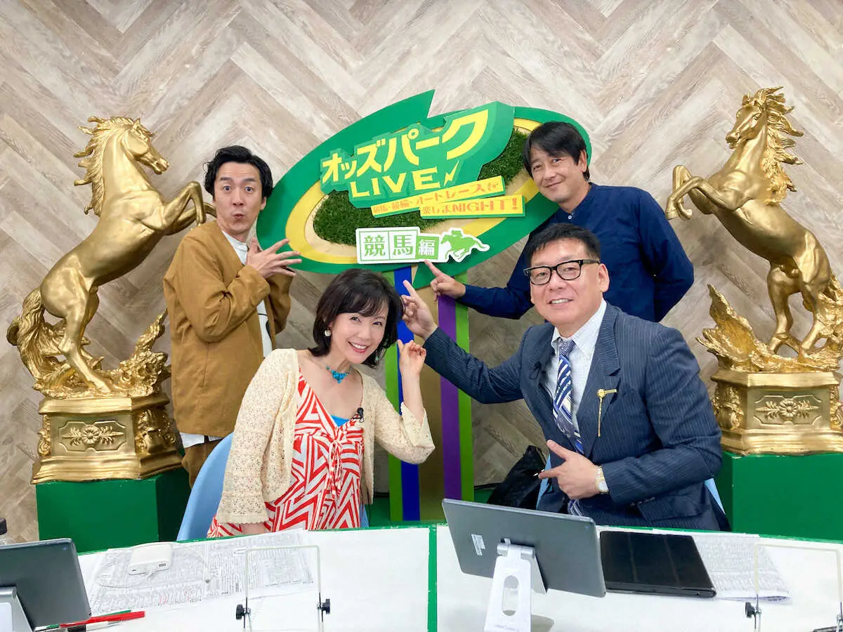 オッズパークLIVEのスタジオにて。右から浅野靖典（奥）、山田裕仁さん、私、アンダーバー藤原さん