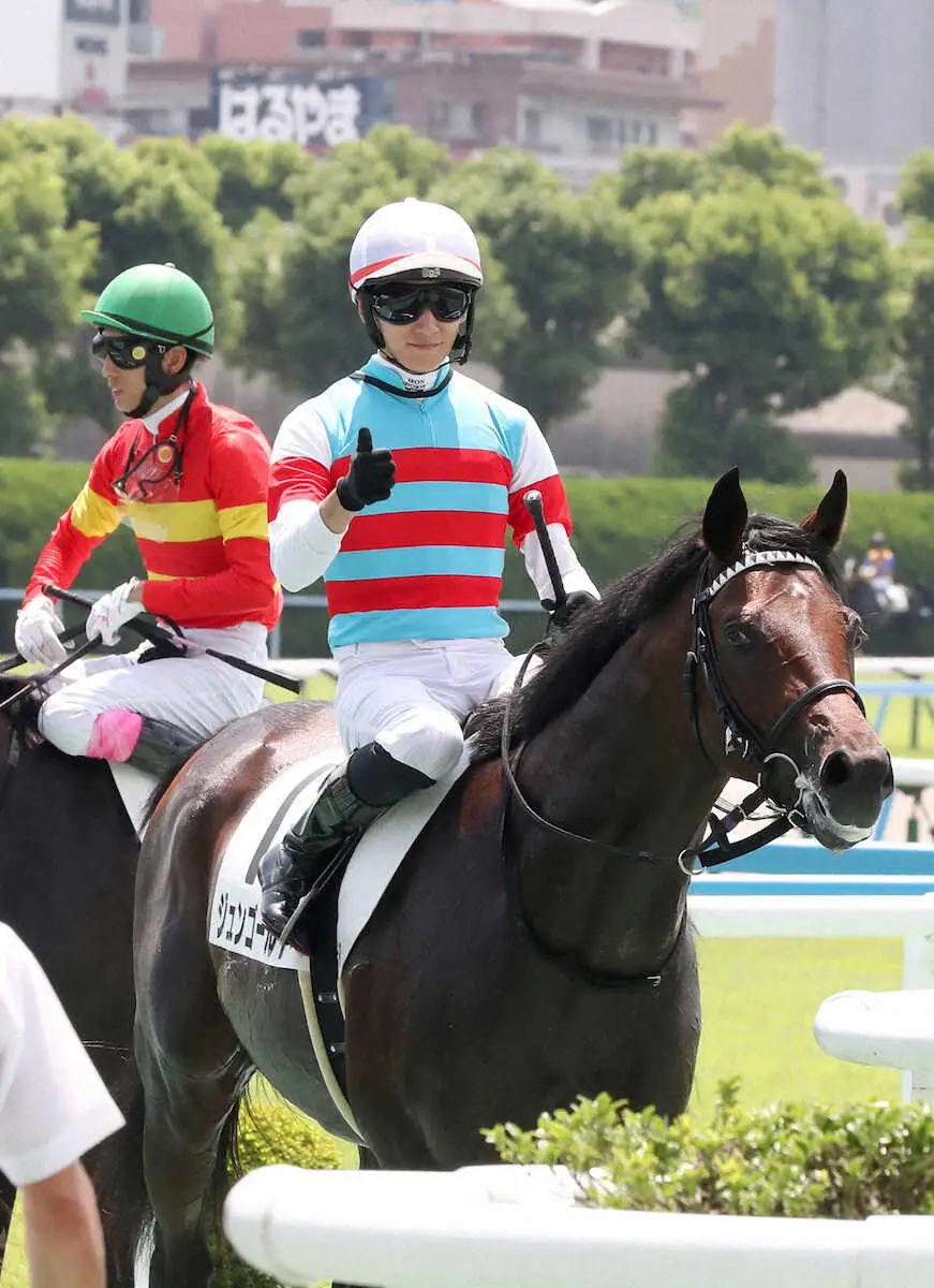 ＜小倉5R・新馬戦＞ジュンゴールドをデビュー勝ちに導いた坂井はサムズアップポーズ（撮影・中村　達也）