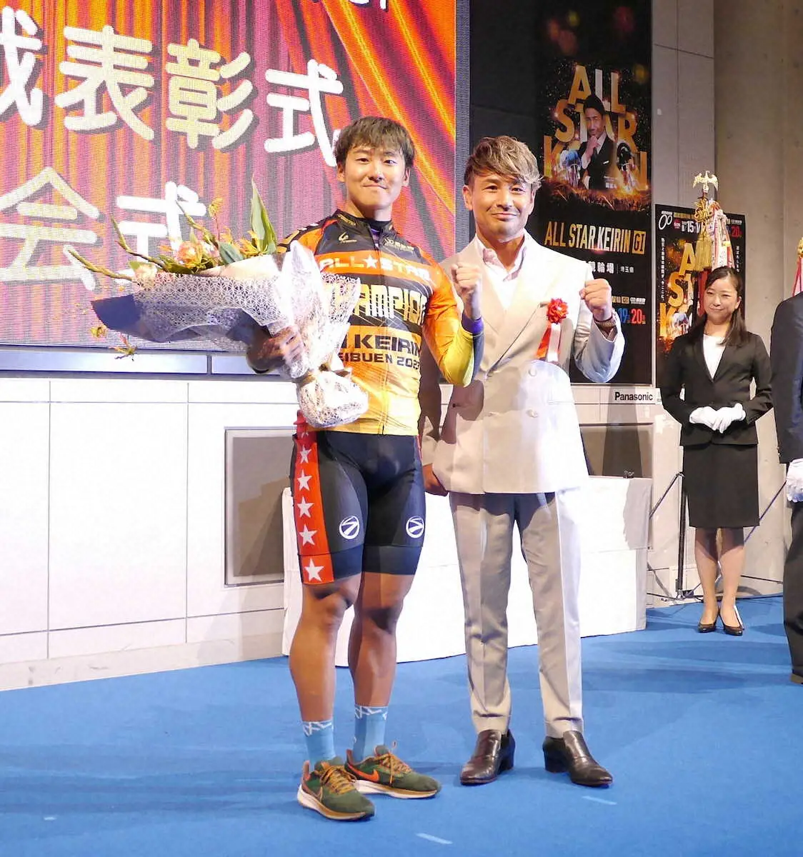 アンバサダーの魔裟斗（右）とともにポーズをつくる真杉