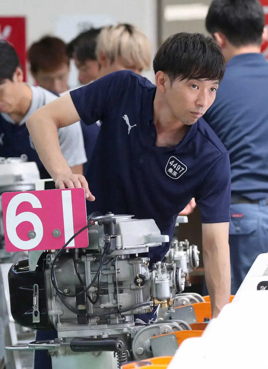 ＜SG第69回ボートレースメモリアル＞エース機の61号を手にした桑原悠（撮影・中村　達也）