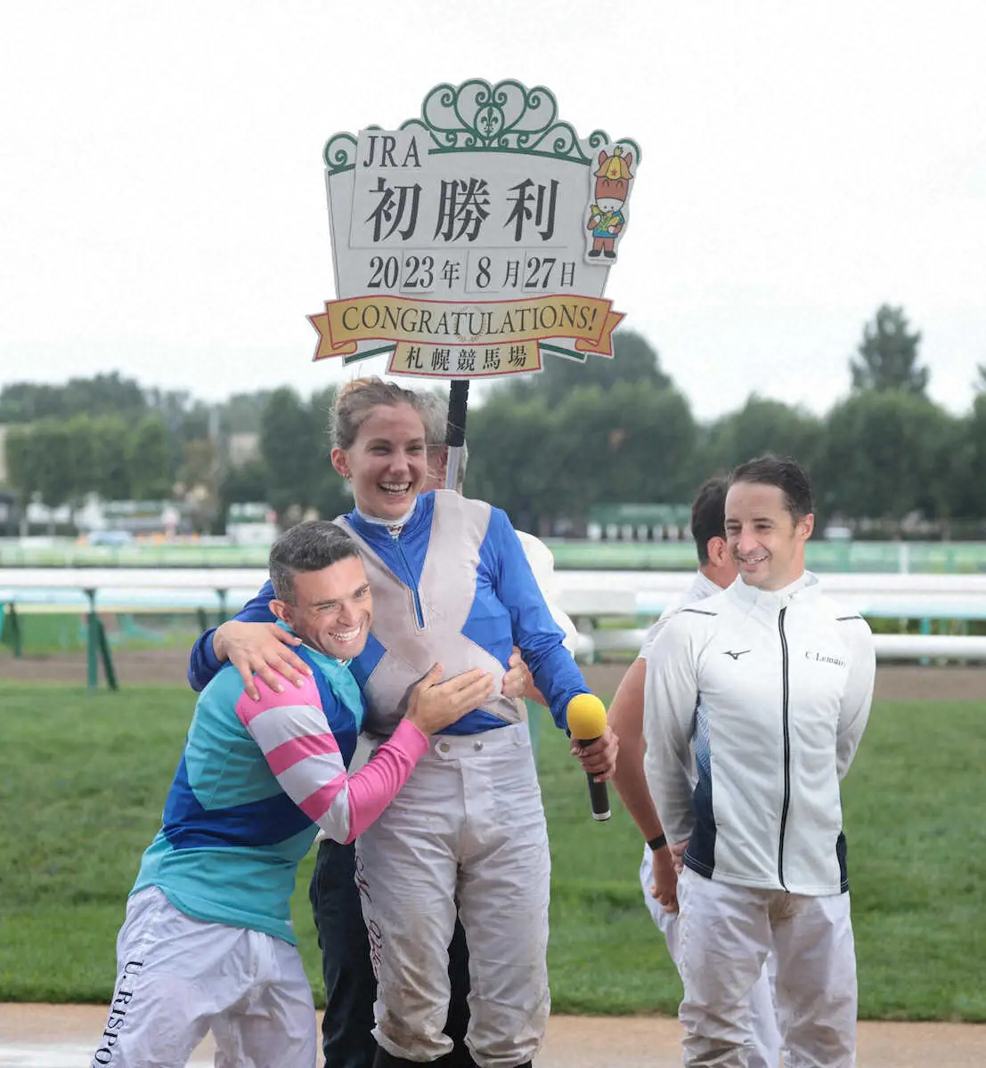 札幌10RのナチュラルハイでJRA初勝利を飾ったヴェロン（左から2人目）（左はリスポリ、右はルメール）（撮影・坂田　高浩）