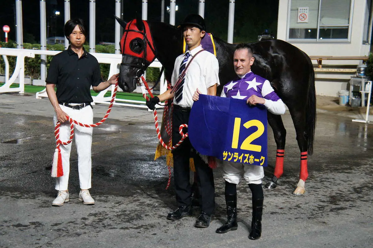 サンライズホークを中心に牧浦調教師（左）とM・デムーロ騎手（右）　　　　　　　　　　　　　　　　　　　　　　