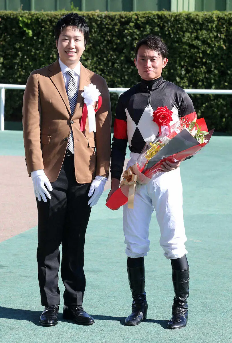 小倉2歳Sを制した岩田望と写真に納まる水谷隼氏（撮影・中村　達也）