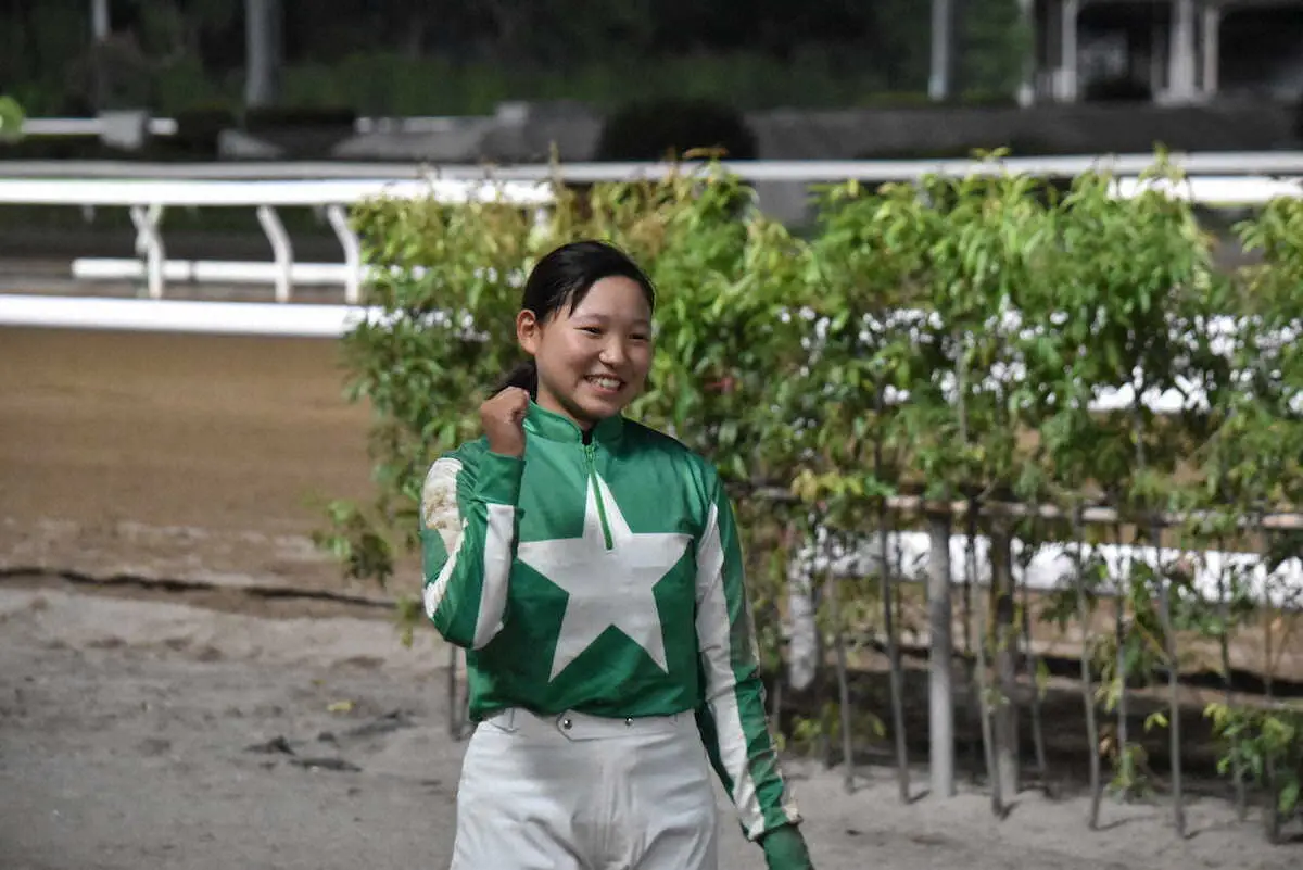 5日の大井8Rを勝って笑顔を見せる小林美駒