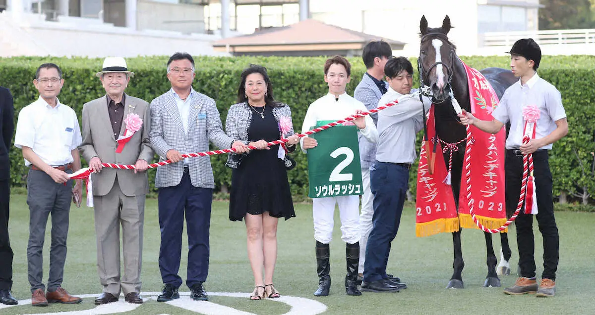＜中山11R・京成杯AH＞レースを制したソウルラッシュと松山（右から4人目）＝撮影・村上　大輔