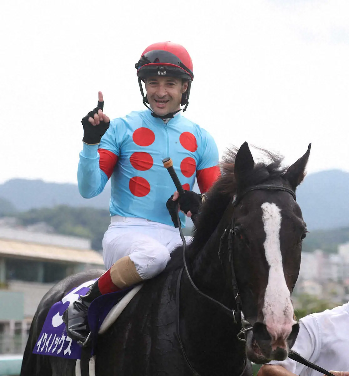 ＜宝塚記念＞ウイニングランをするイクイノックスとルメール騎手（撮影・亀井　直樹）