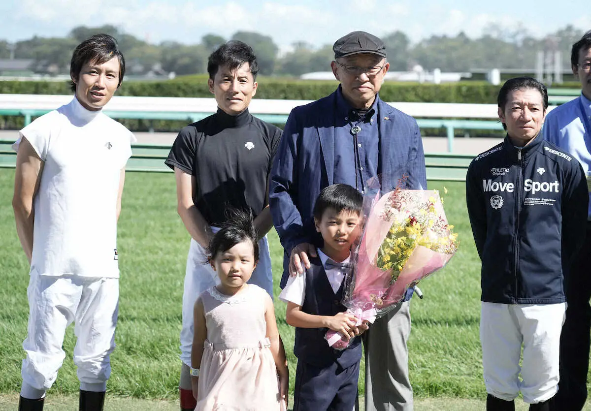 中山7Rで勇退する浅野師（後列左から3人目）は田辺（後列左端）、吉田豊（後列左から2人目）、内田（後列右端）らと記念撮影におさまる（撮影・郡司　修）