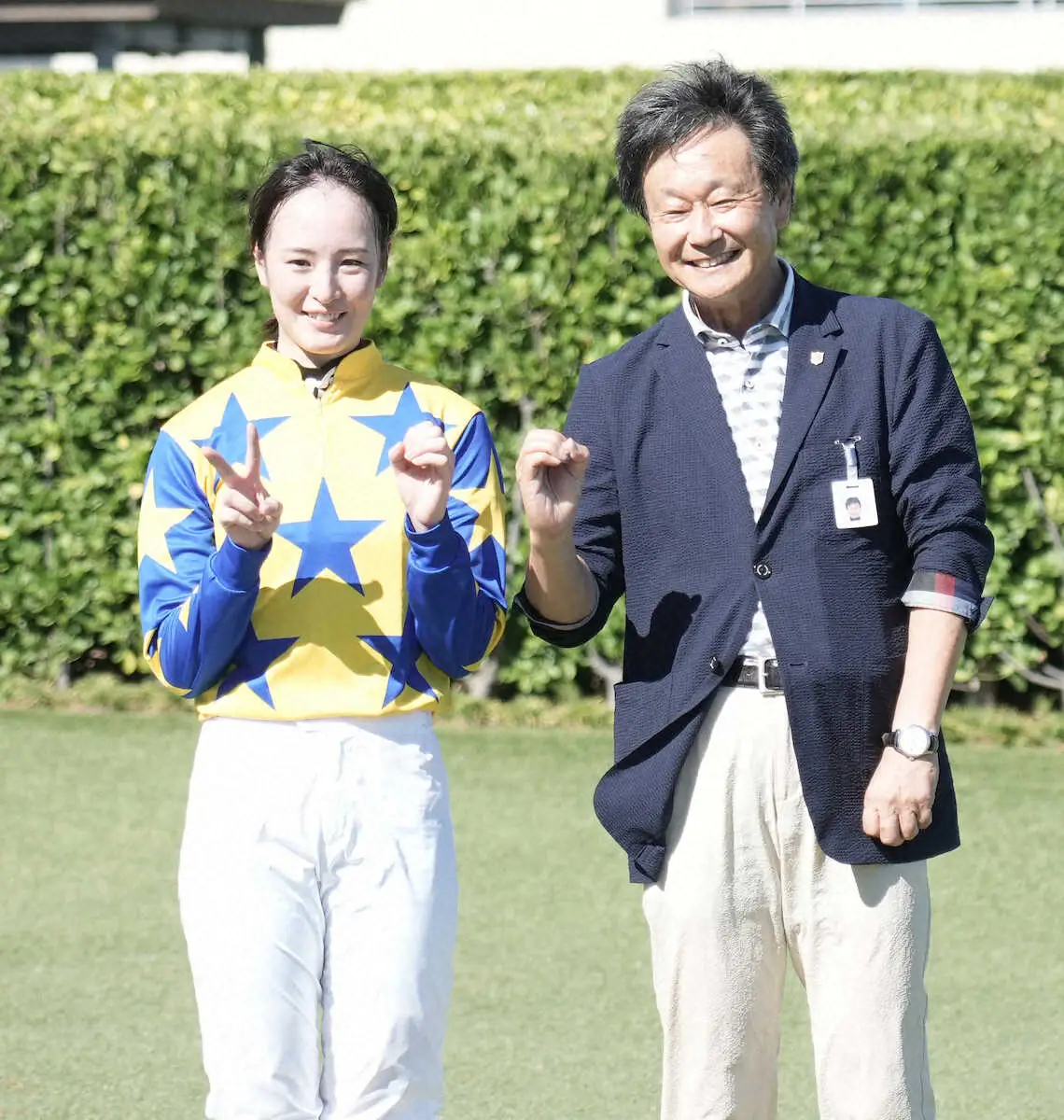 ＜中山8R＞ヨリノサファイヤが勝ち、根本師（右）はJRA通算200勝を達成。左は騎乗した弟子の藤田菜七子（撮影・郡司　修）