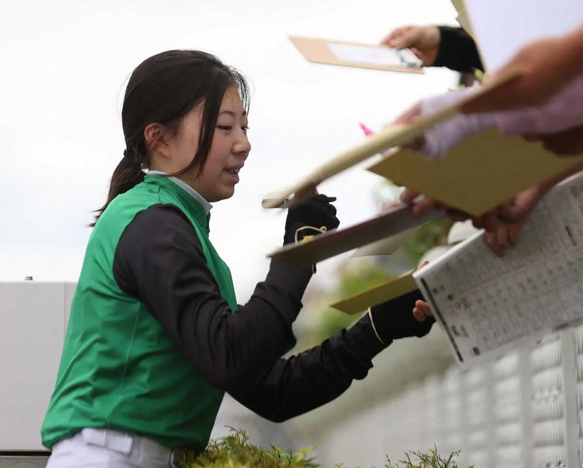 ＜阪神4R・新馬戦＞ファンにサインをする河原田（撮影・平嶋　理子）
