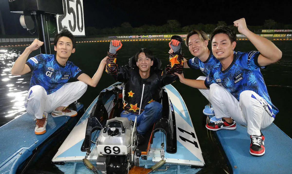 ＜第10回ヤングダービー＞優勝を決め喜ぶ上條暢嵩（左から2人目、撮影・中村　達也）