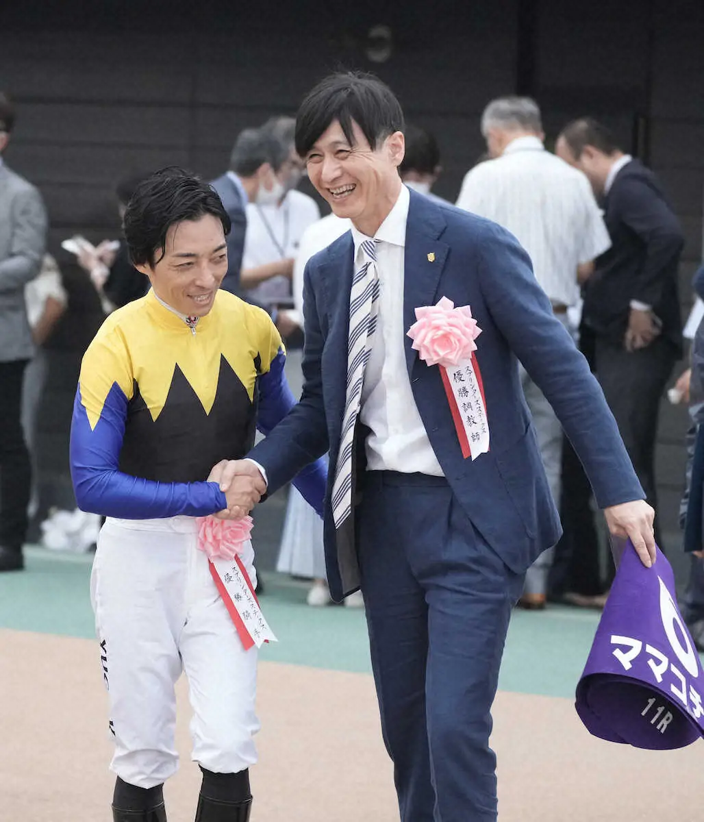 ママコチャでレースを制し池江師（右）と笑顔で握手する川田（撮影・郡司　修　）
