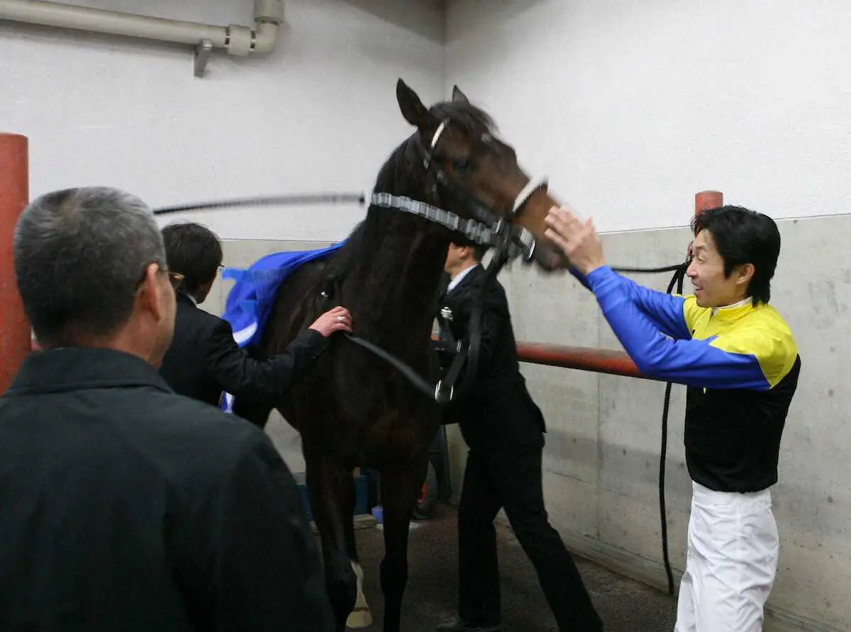 06年有馬記念を制し、引退式前にディープインパクトをねぎらう武豊