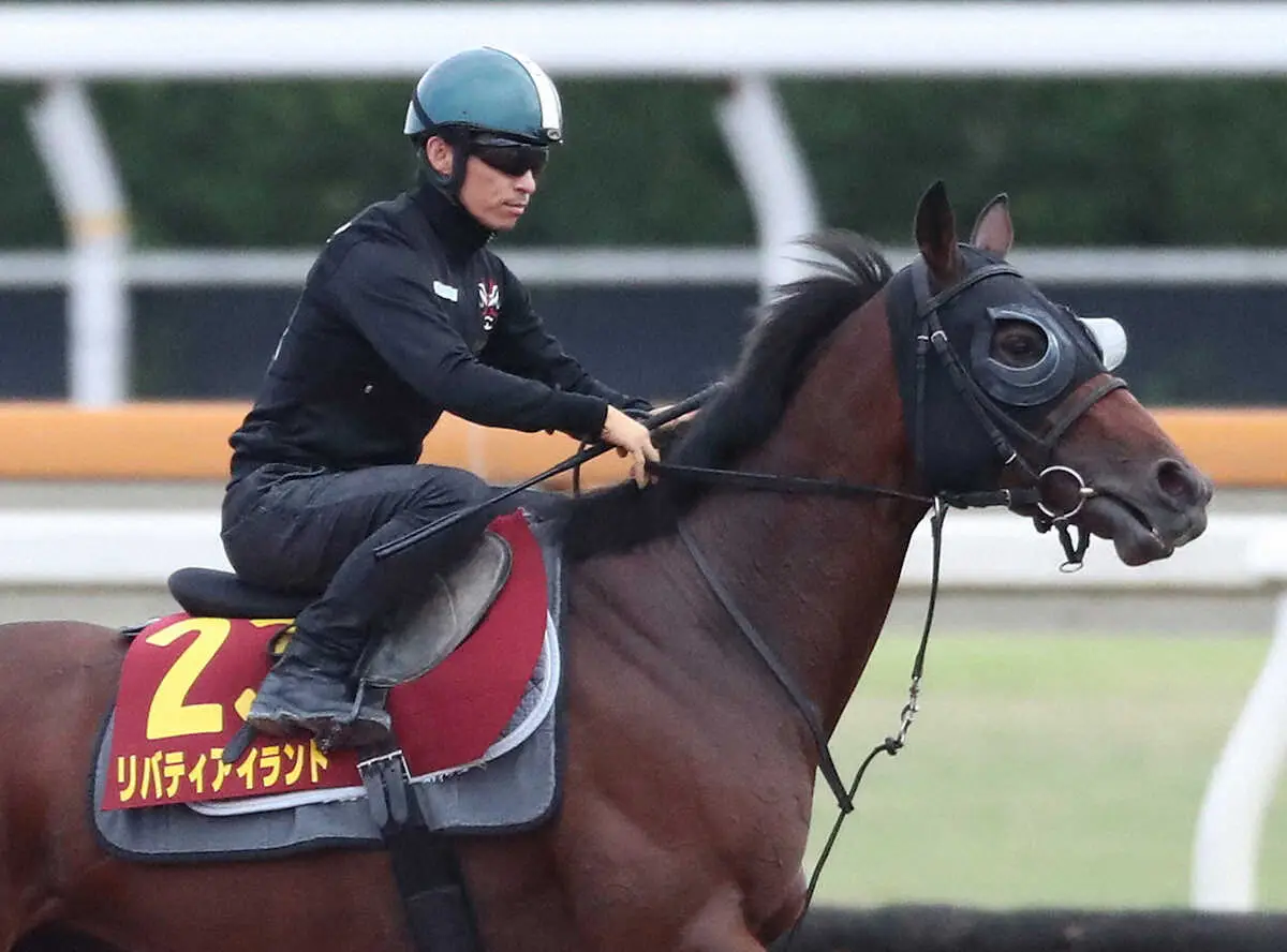 川田将雅を背に馬場入りするリバティアイランド