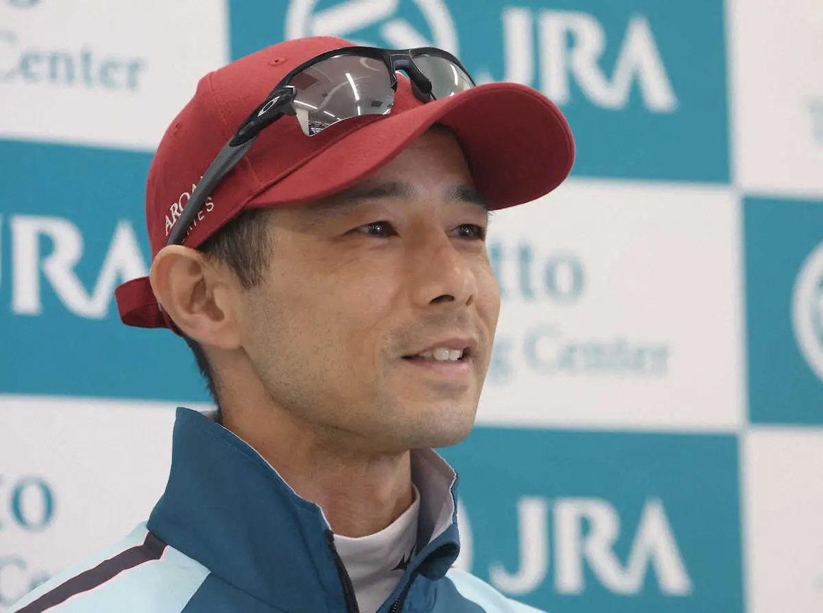 会見を行う中内田師（撮影・亀井　直樹）