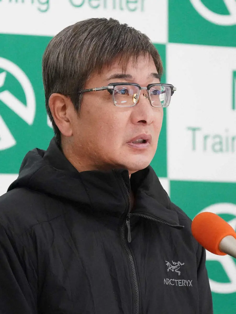 タスティエーラの追い切り後、会見する堀師（撮影・村上大輔）
