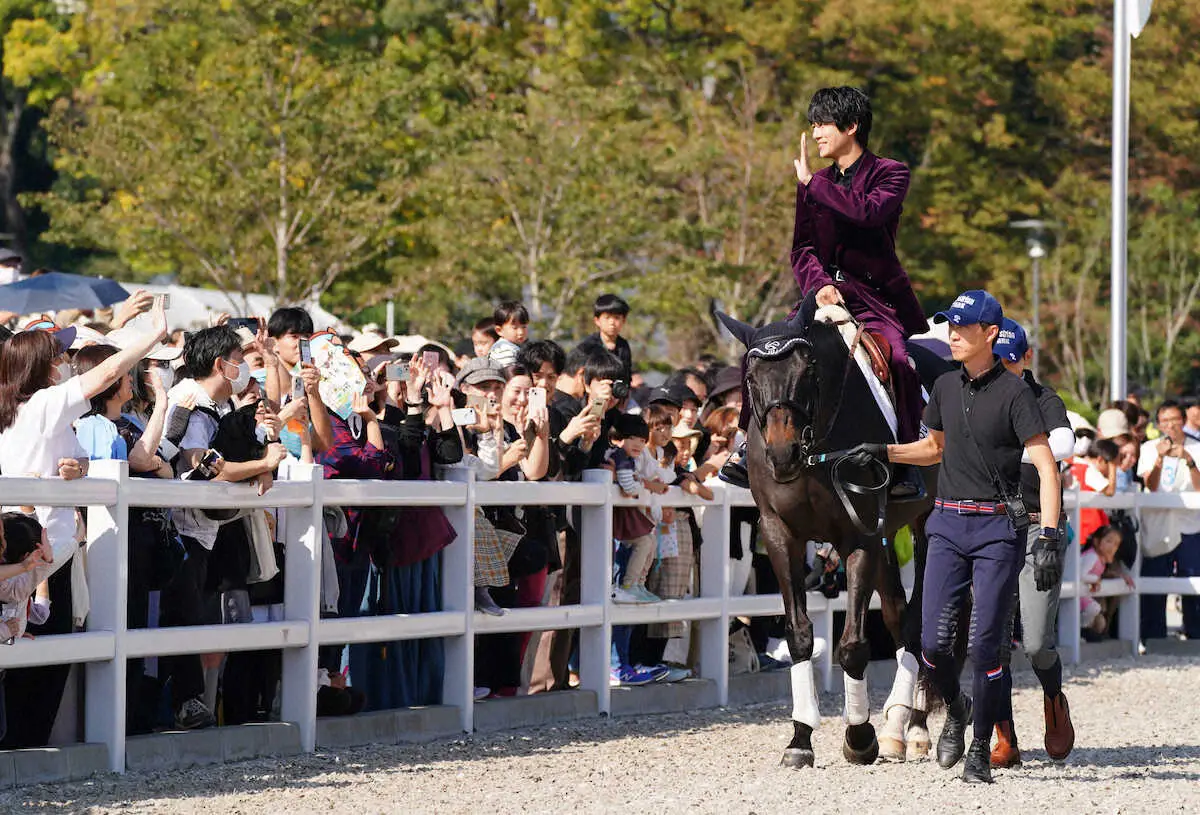 ＜馬事公苑リニューアルオープン記念オープニングセレモニー＞馬に乗って入場する溝端淳平（撮影・郡司　修）