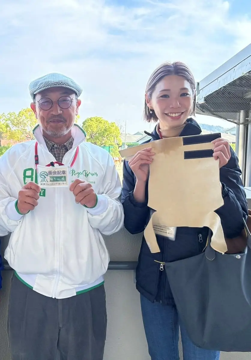 栗東トレセンを訪れるｍｉｒｕ．の秀華代表と監修する角居勝彦元調教師