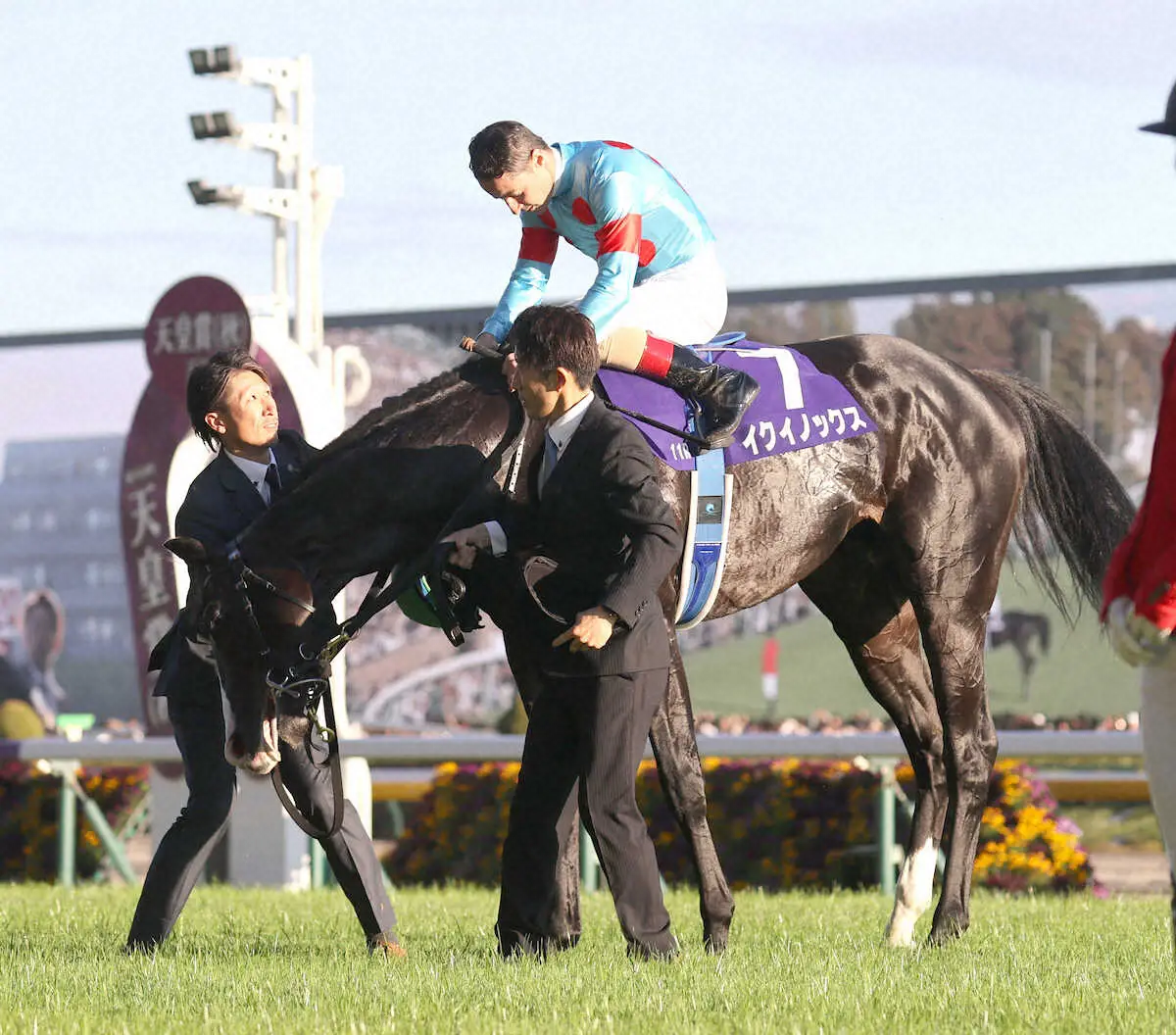 天覧競馬となった天皇賞・秋で馬上礼をするルメールと同じタイミングで頭を下げるイクイノックス