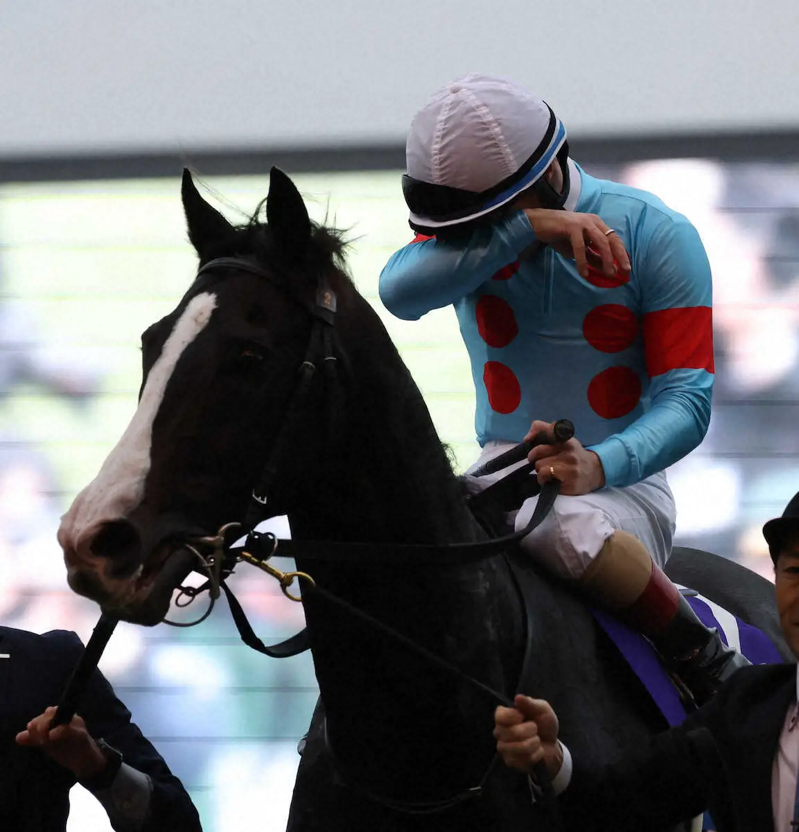 ジャパンカップを制し、イクイノックスの馬上で感極まるルメール