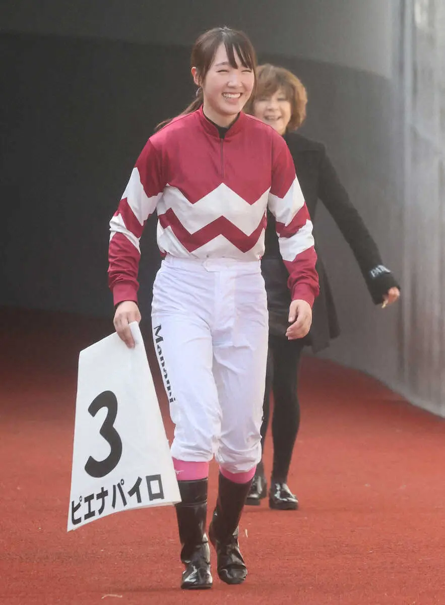 ＜中京2R＞ピエナパイロに騎乗して勝利し、笑顔の永島まなみ（撮影・椎名　航）