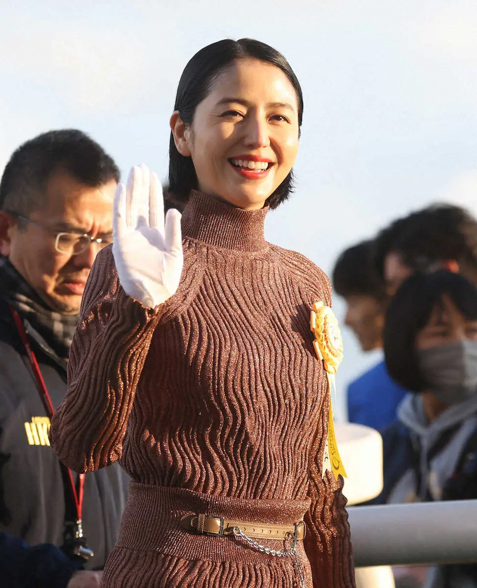 ＜チャンピオンズC＞　観客に笑顔で手を振る長澤まさみ（撮影・亀井　直樹）　