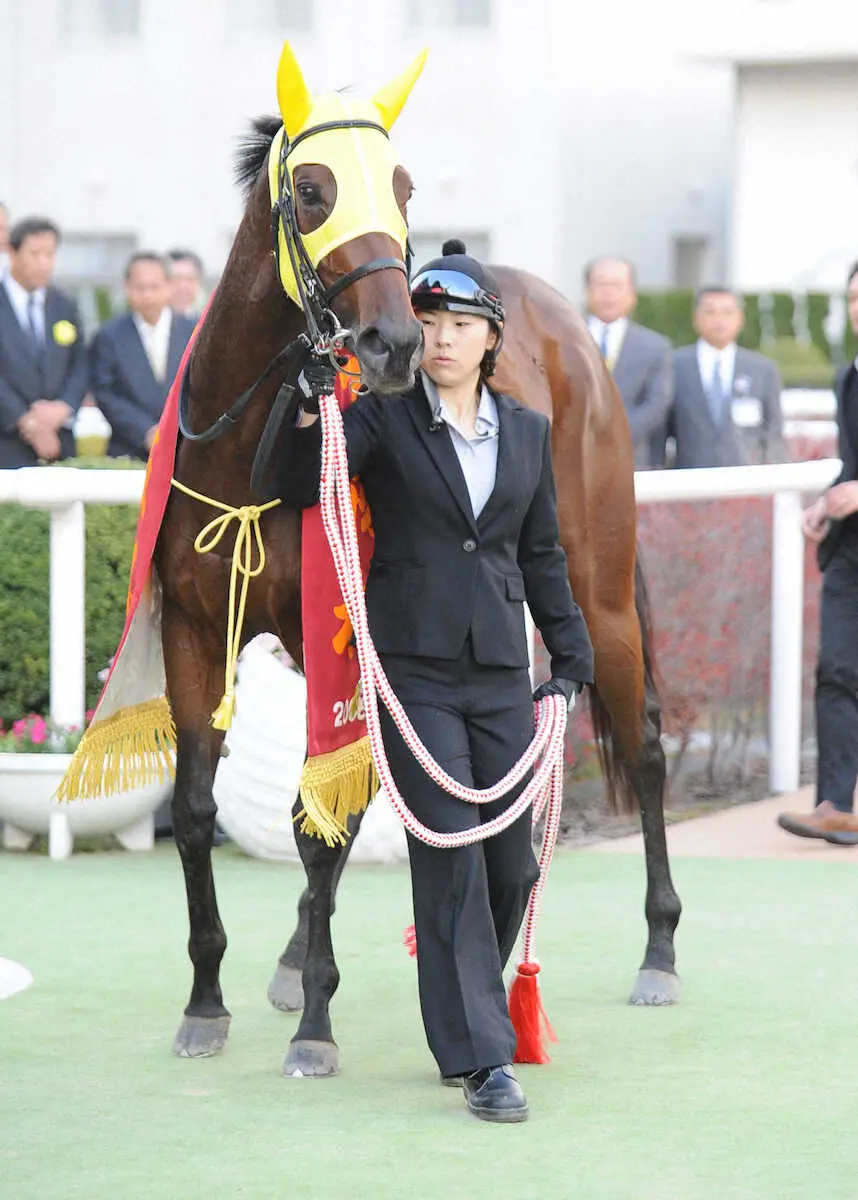 08年11月29日、京阪杯で勝利したウエスタダンサーと前川恭子調教助手