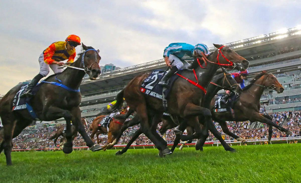 香港カップで優勝したロマンチックウォリアー（中央）（C）The　Hong　Kong　Jockey　Club