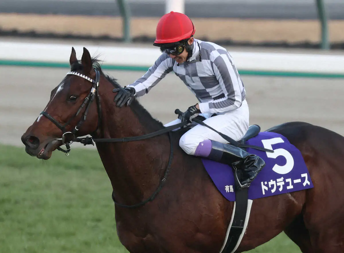 有馬記念を制し、ドウデュースをねぎらう武豊（撮影・吉田　剛）