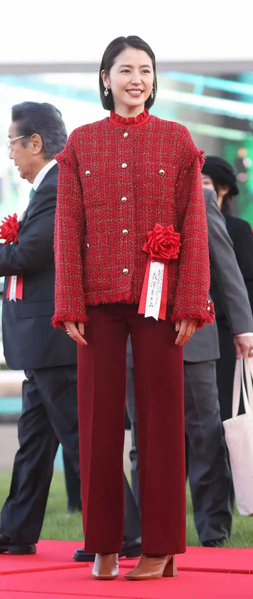 ＜有馬記念＞表彰式のプレゼンターを務めた長澤まさみ（撮影・村上　大輔）