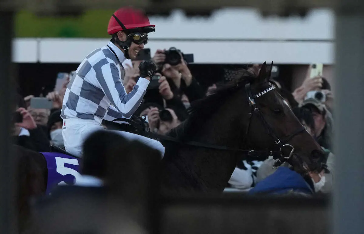 ＜有馬記念＞ドウデュースでレースを制した武豊は検量室前でガッツポーズ（撮影・沢田　明徳）