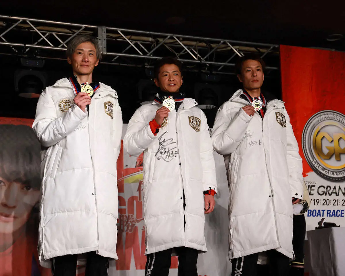 優勝した石野貴之（中央）、3着の磯部誠（右）とともにメダルを掲げる峰竜太